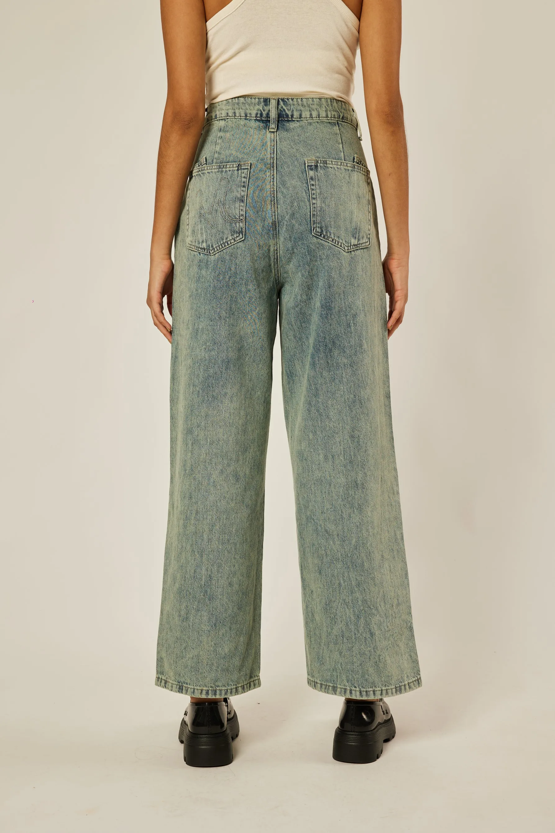 Lara Wide Straight Jeans - Washed Blue